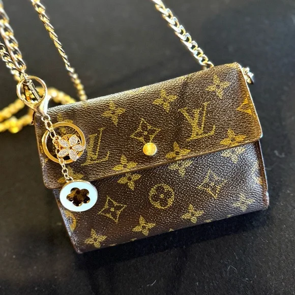 LOUIS VUITTON
Monogram Porte Tresor Etui Papiers
Wallet vintage converted - Picture 3 of 15